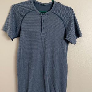 Men’s Lululemon short sleeve shirt with 3 buttons